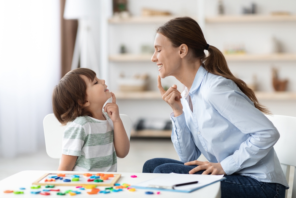 Speech training during ABA therapy with a BCBA and a child with autism
